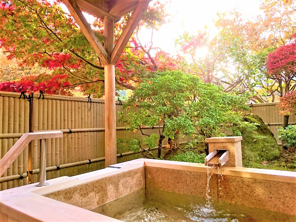 「庭園露天風呂付客室『つばきの間』」のお庭にて…｜ブログ｜箱根の旅館ならホテルおくゆもと
